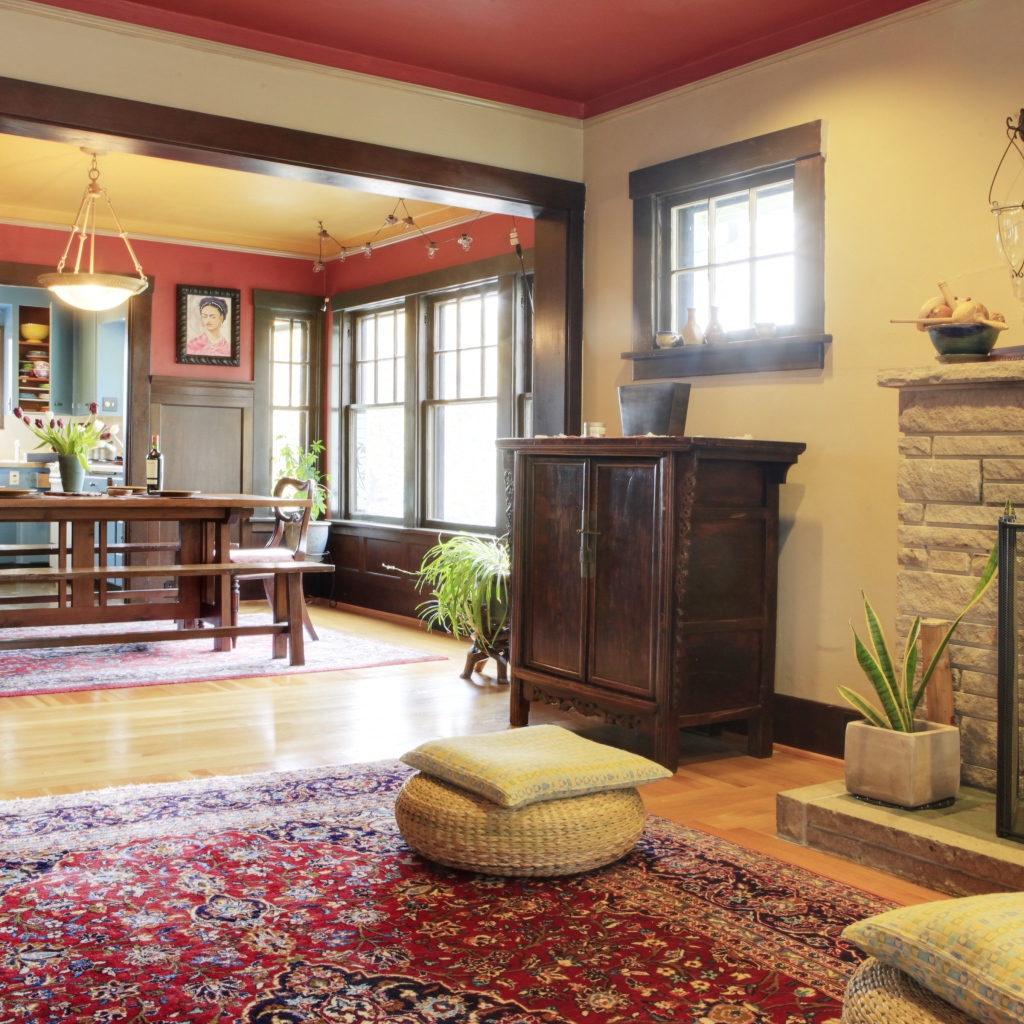 Горящий камин в гостиной