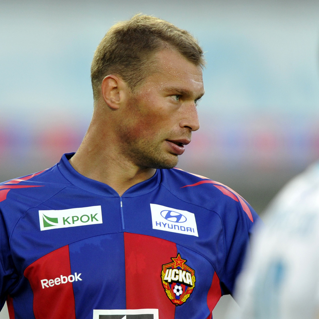 Защитник ЦСКА Василий Березуцкий на поле