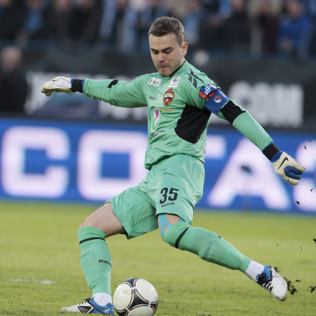 Вратарь ЦСКА Игорь Акинфеев бьет по мячу