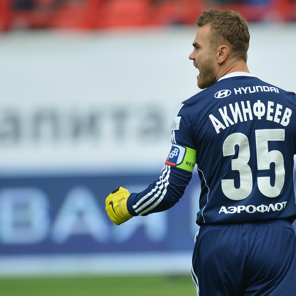 Вратарь ЦСКА Игорь Акинфеев на поле