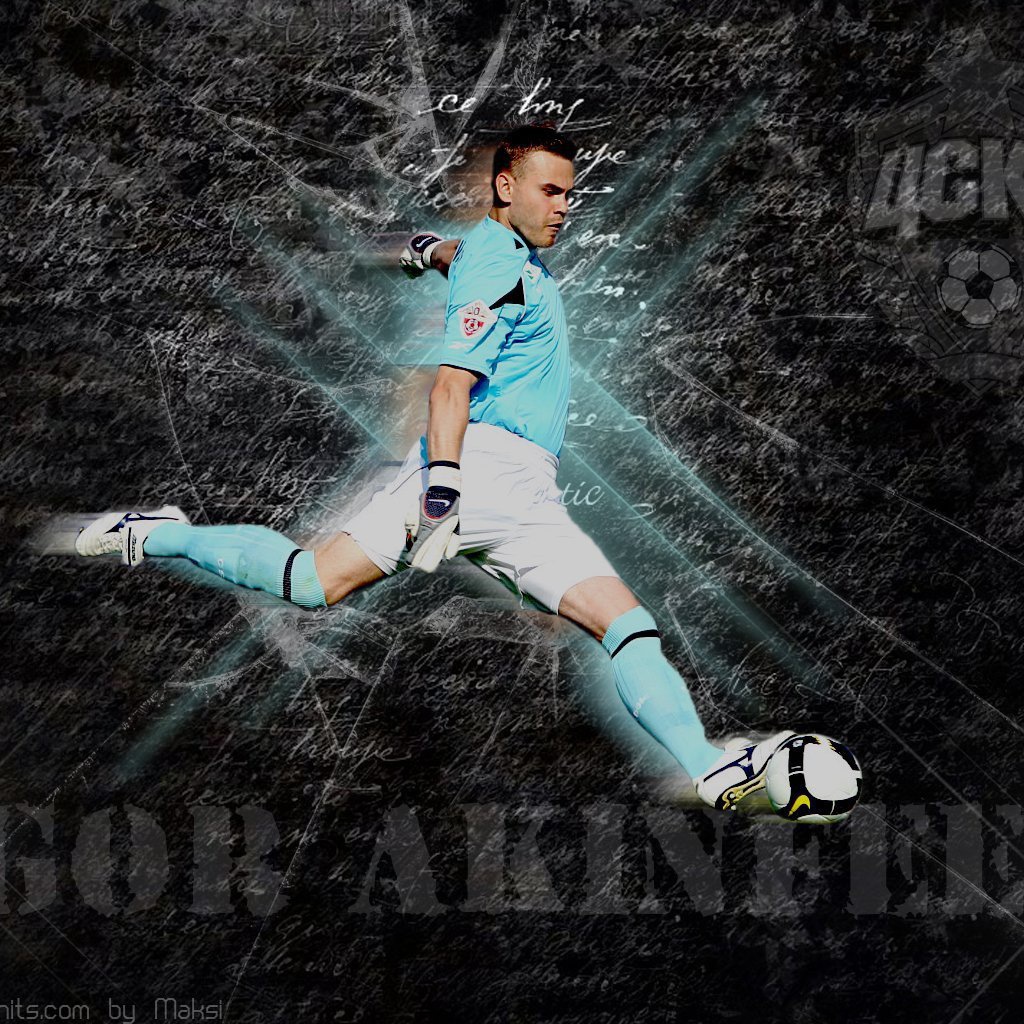 Вратарь ЦСКА Игорь Акинфеев с мячом