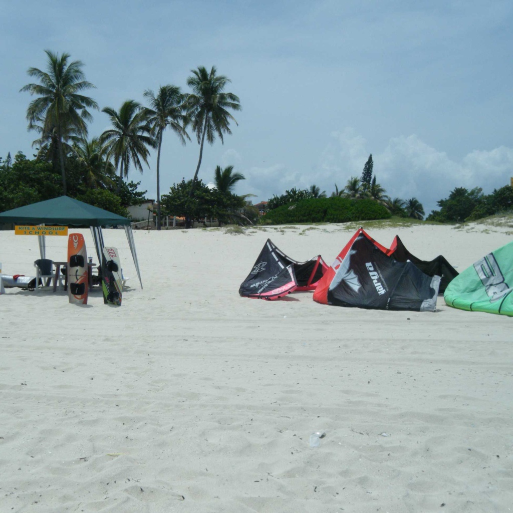 Лагерь серферов на пляже на курорте Кайо Гильермо, Куба
