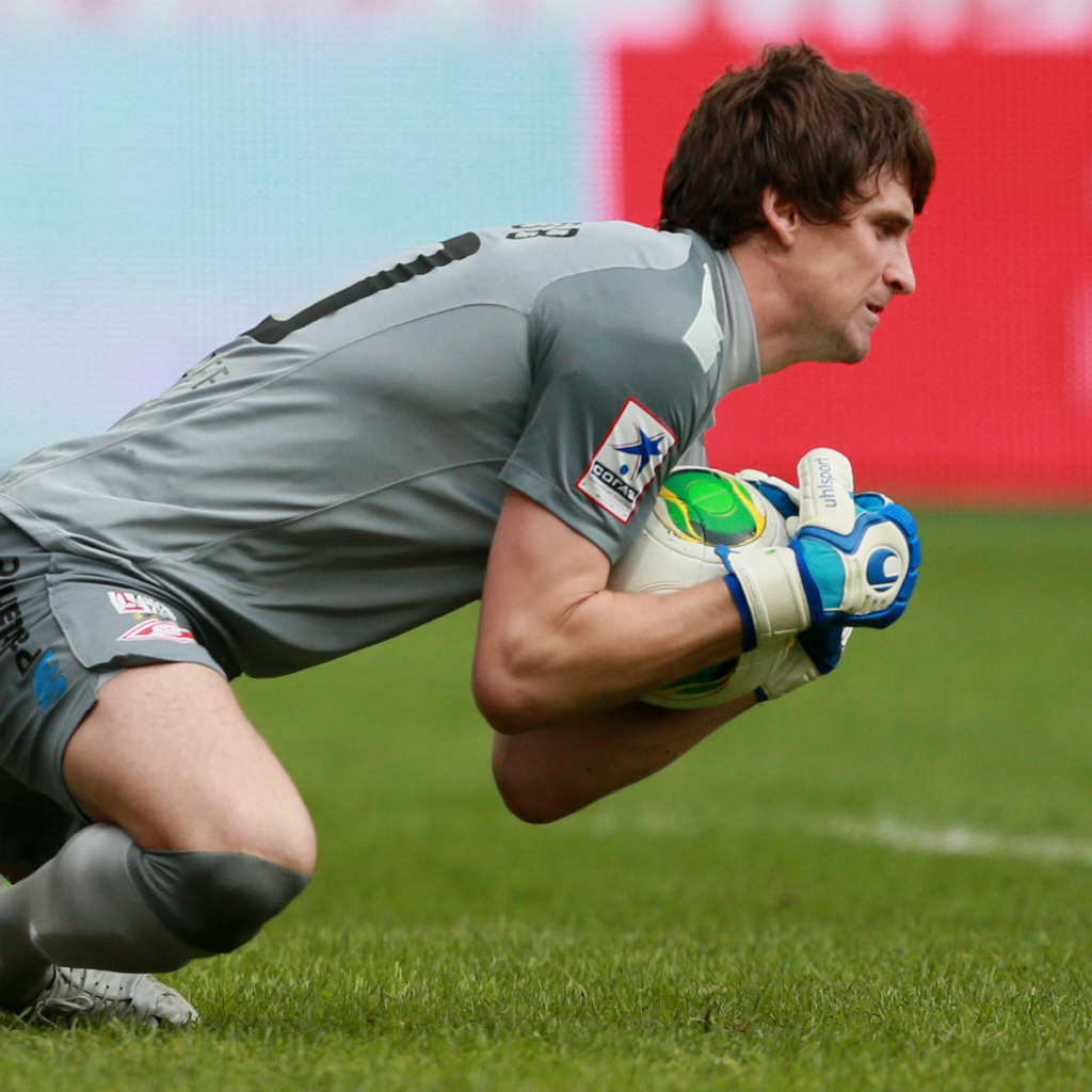 Пойманный мяч в руках вратаря Спартака Сергея Песьякова