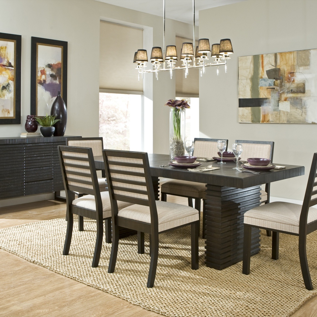 Люстра над столом в столовой