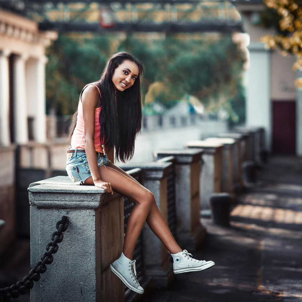 Веселая девушка в кедах