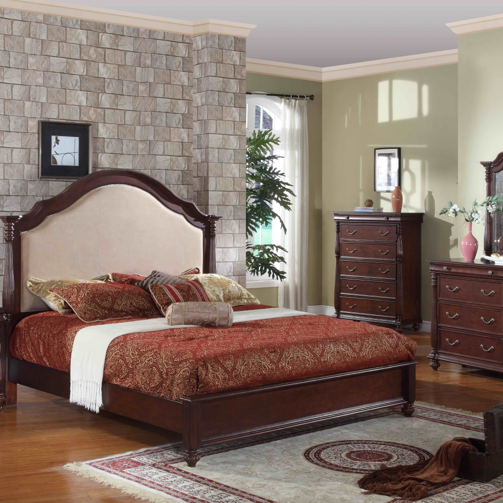 Классическая кровать в спальне