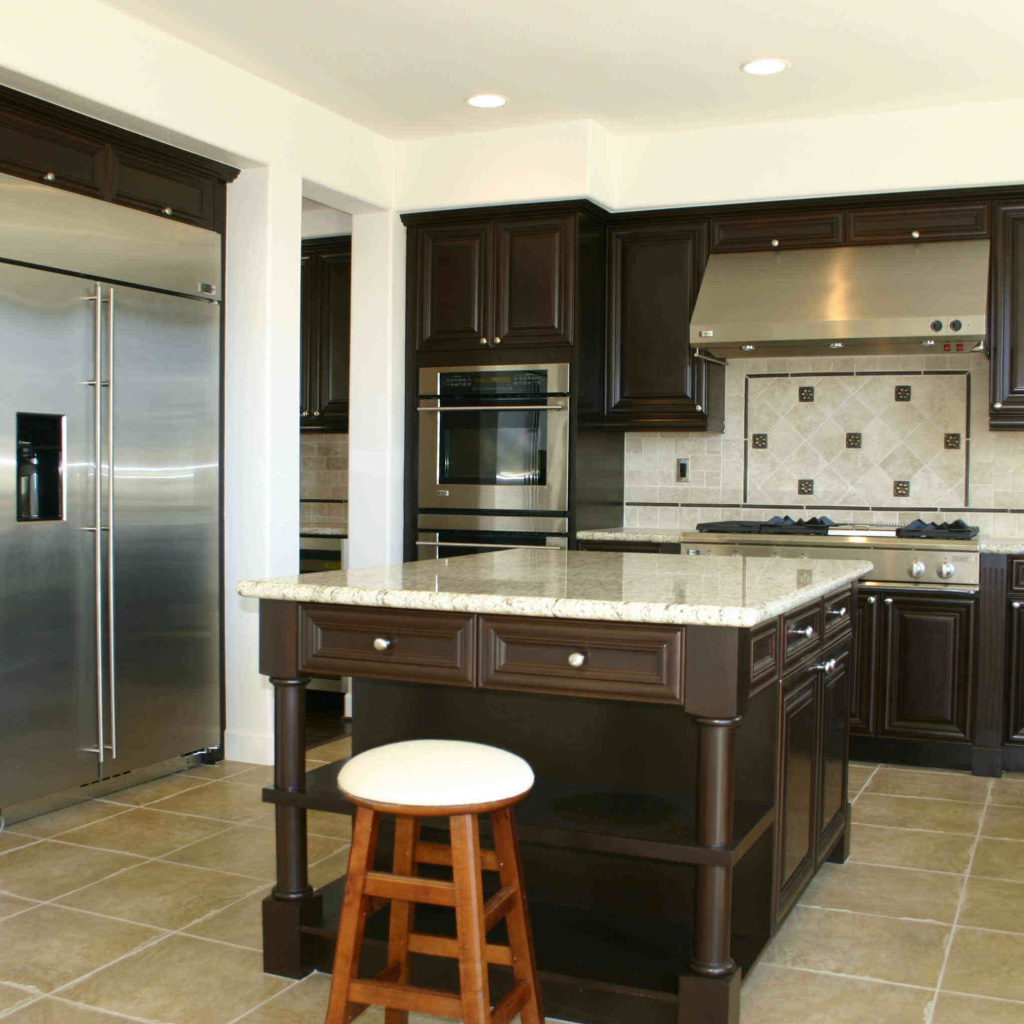Темно коричневая мебель на кухне