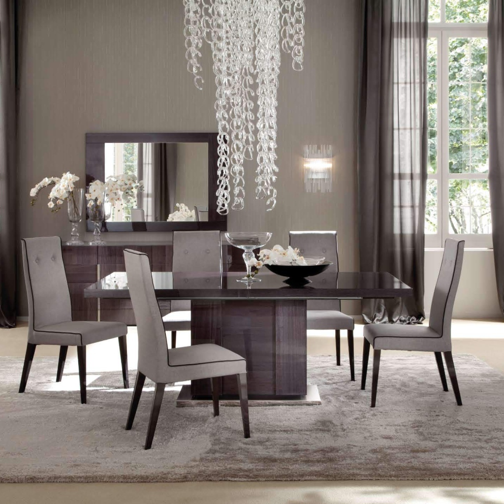 Декоративная люстра в столовой