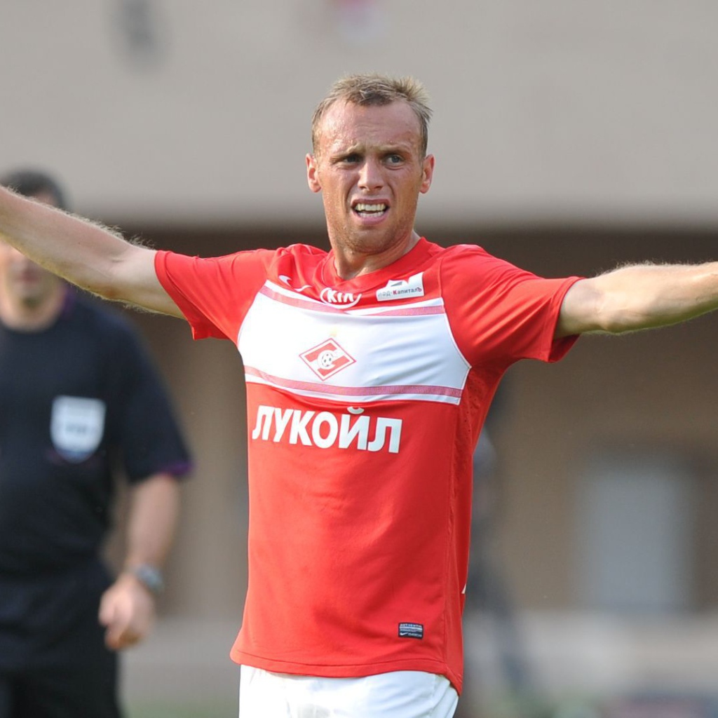 Денис Глушаков полузащитник Спартака в игре