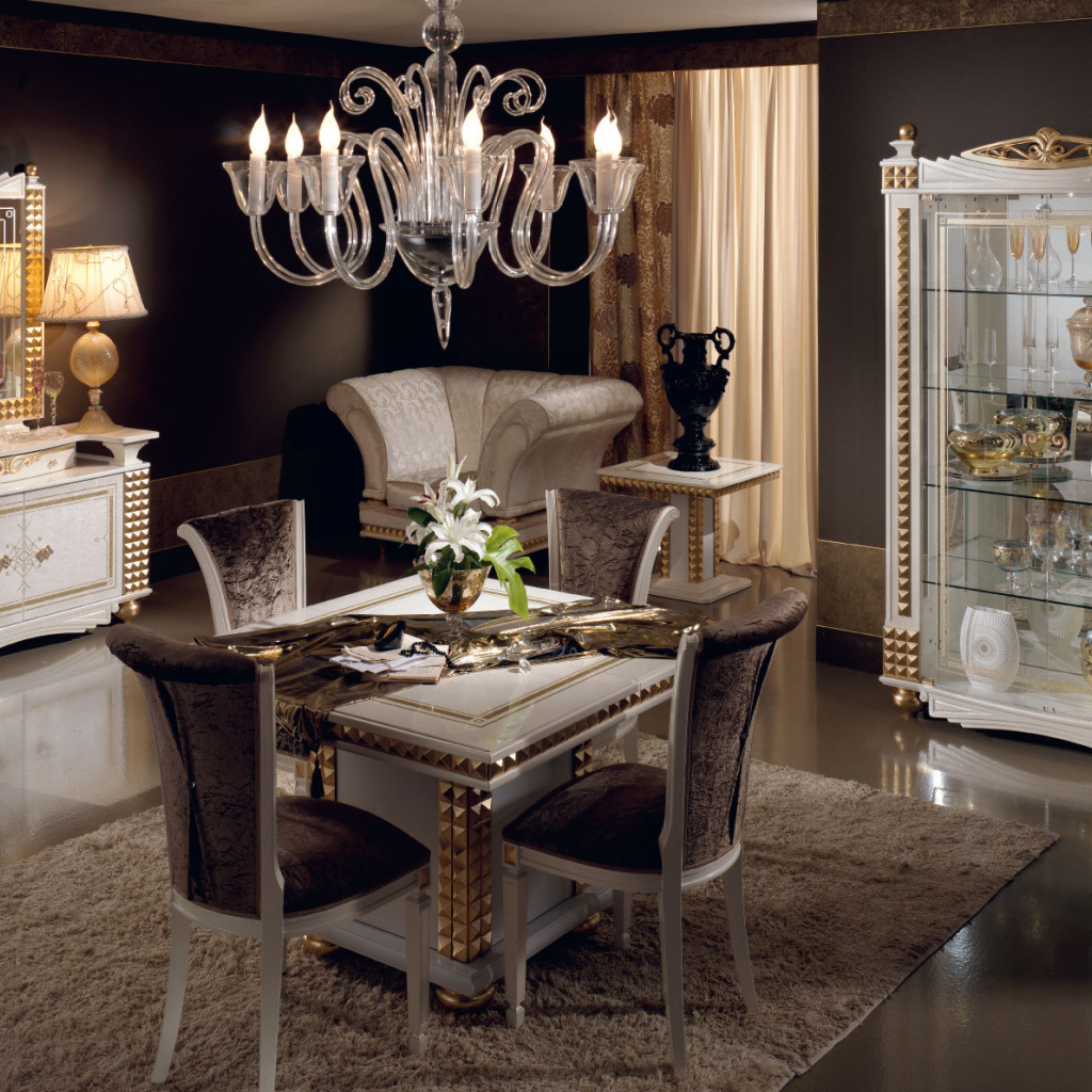 Столовая оформлена в темных тонах