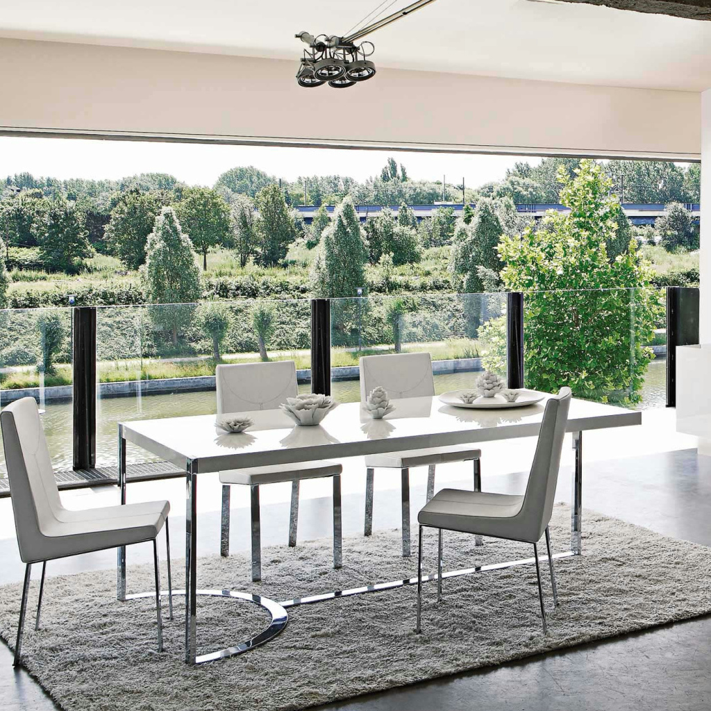 Столовая на балконе