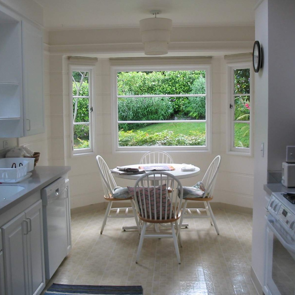 Окна столовой выходят в сад