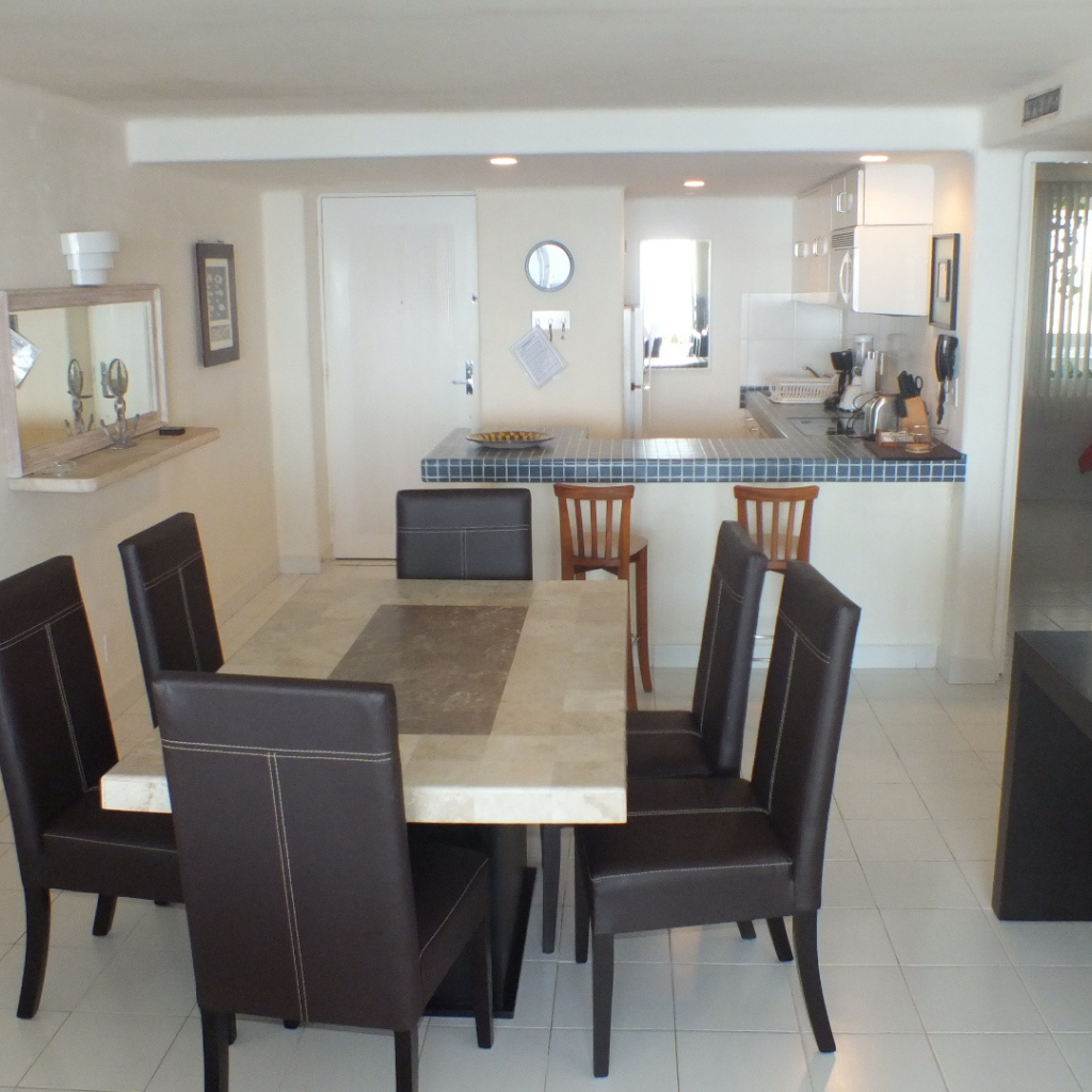 Столовая совмещенная с кухней