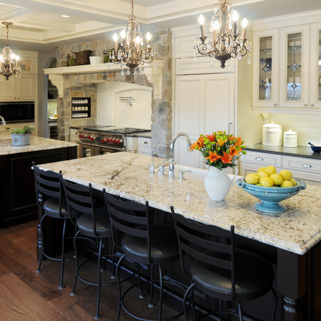 Обеденный стол в кухне