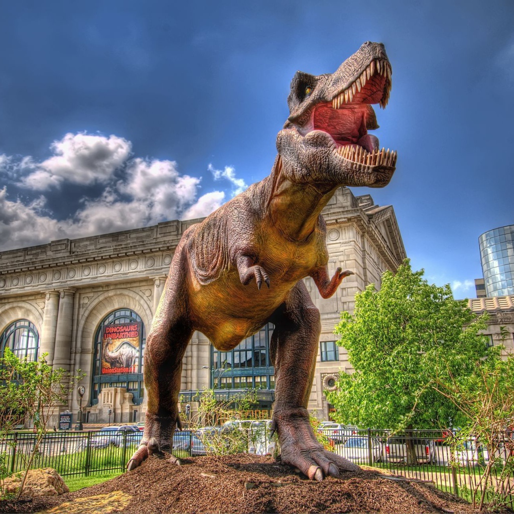 Скульптура динозавра у музея