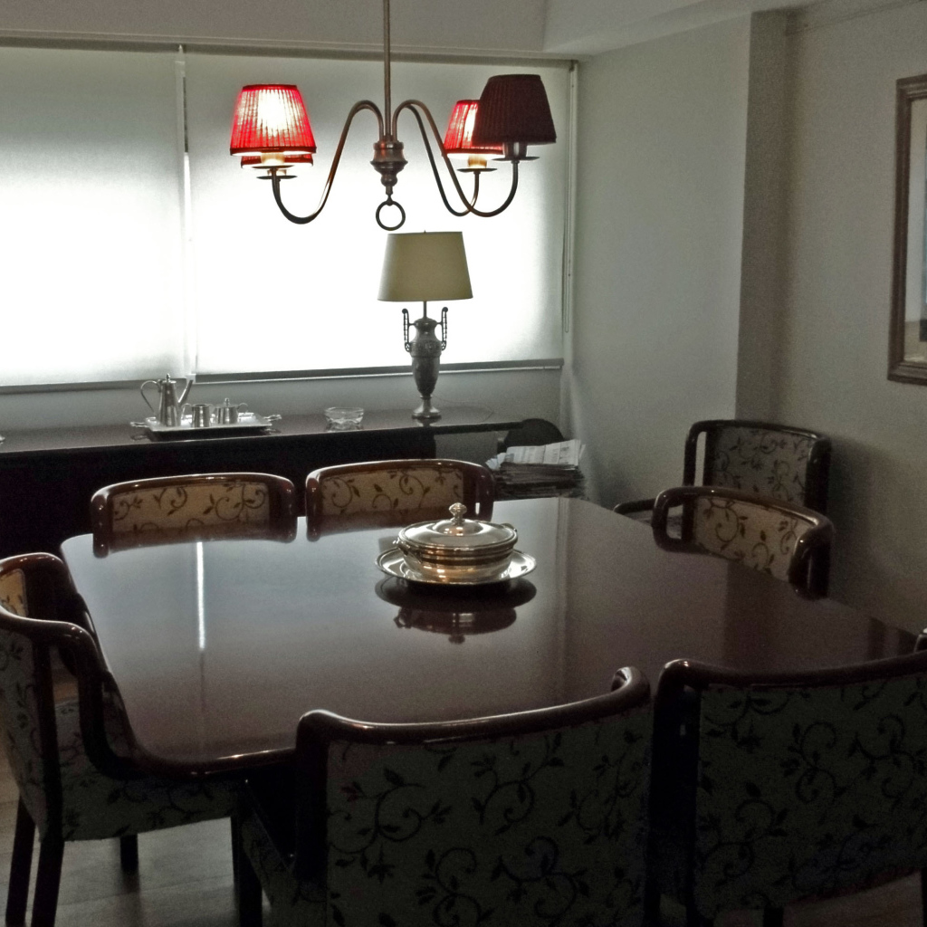 Блюдо на столе в столовой