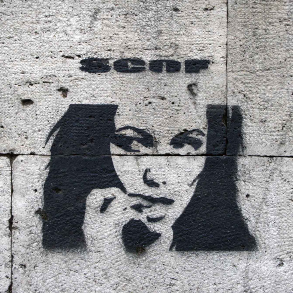 Рисунок девушки на стене