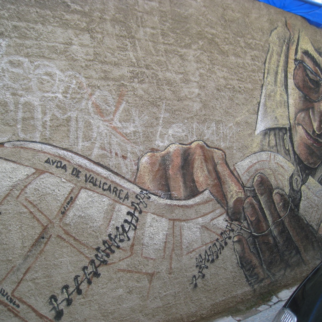 Рисунок мужчины в очках на стене