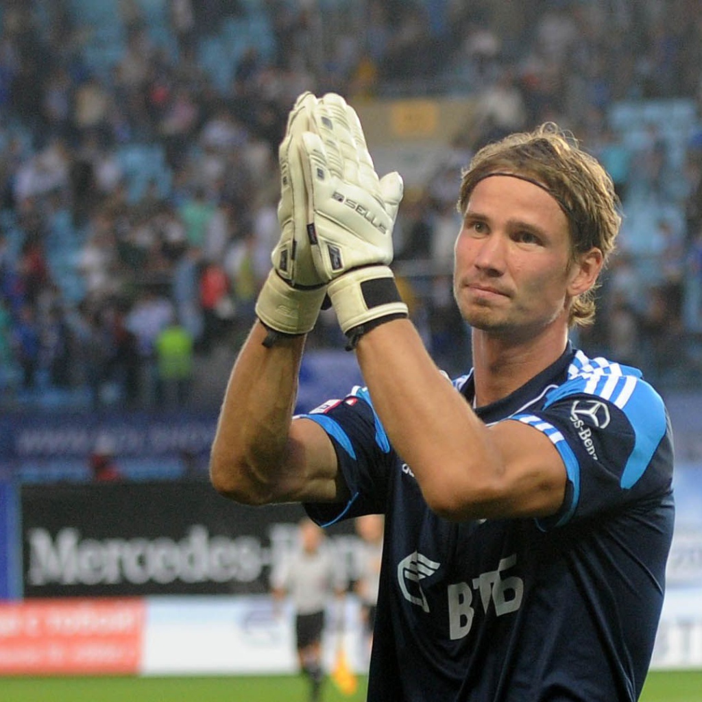 Антон Шунин вратарь Динамо приветствует болельщиков