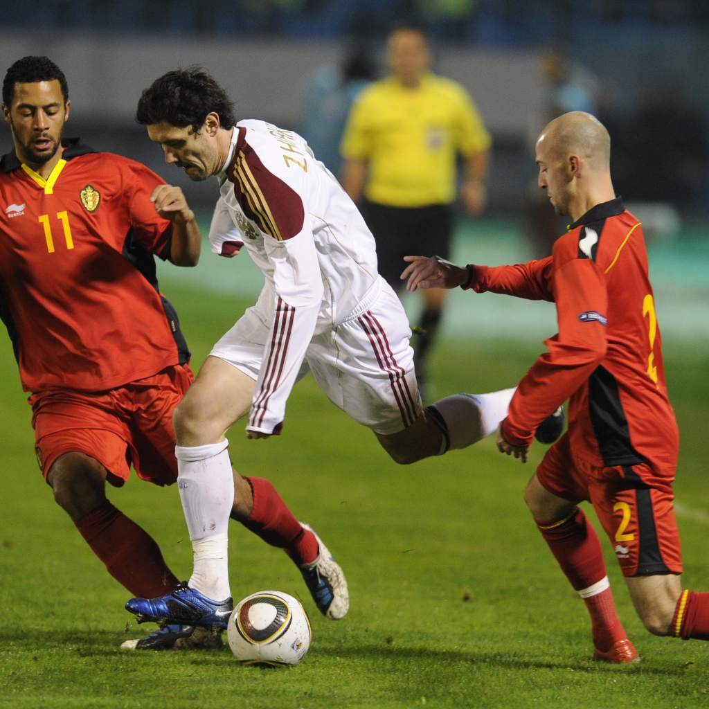 Полузащитник Динамо Юрий Жирков среди соперников