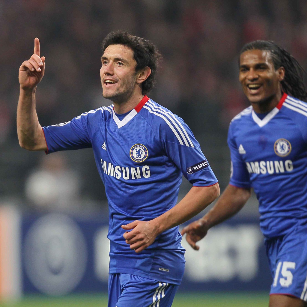 Полузащитник Динамо Юрий Жирков бежит по полю