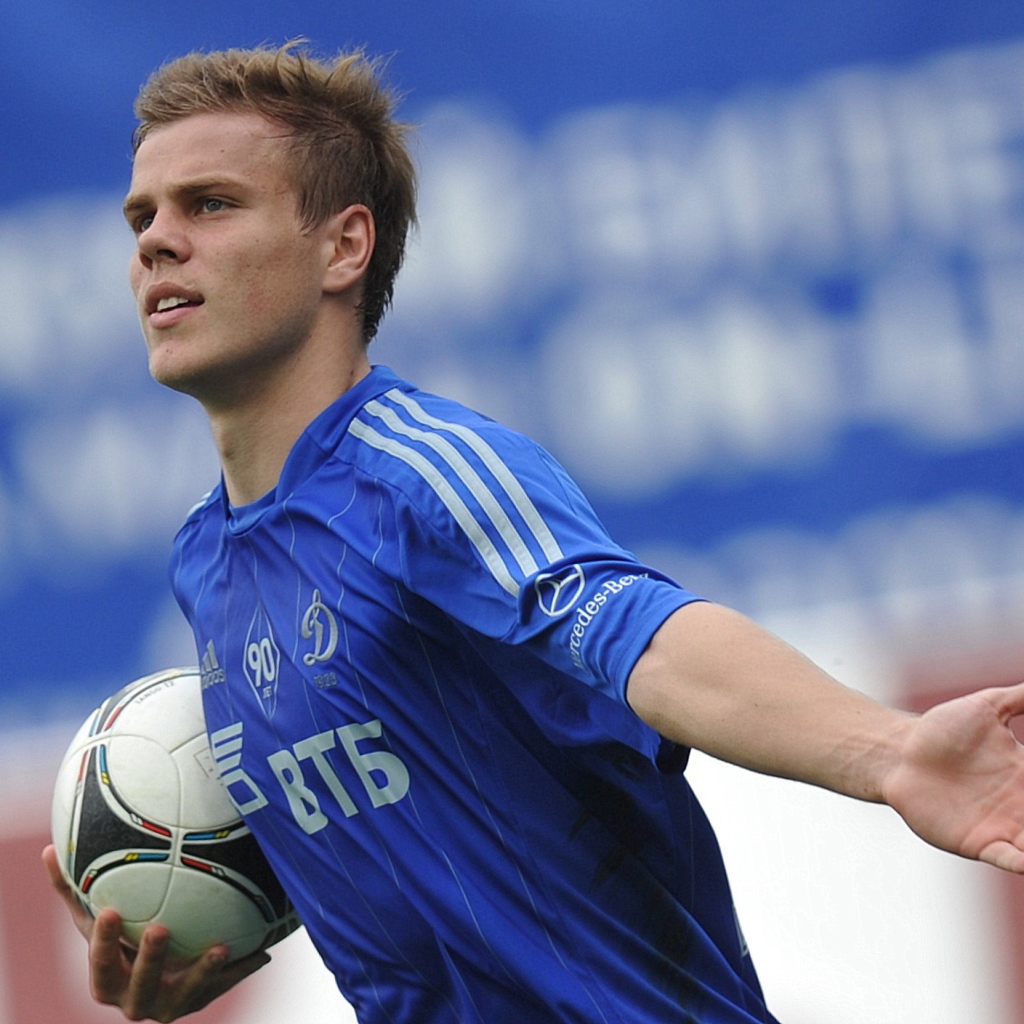 Нападающий Динамо Александр Кокорин с мячом