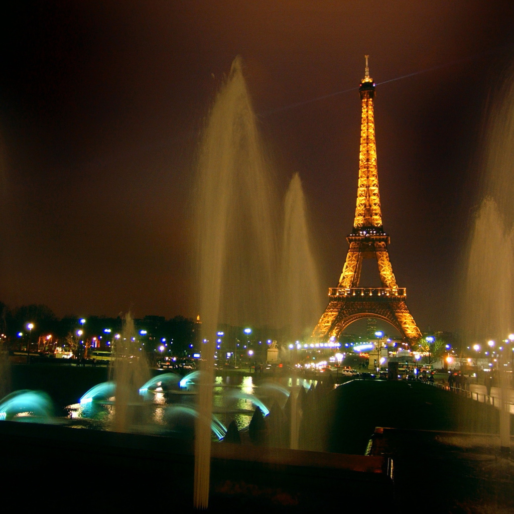 Eiffel tower and fountains, night photo