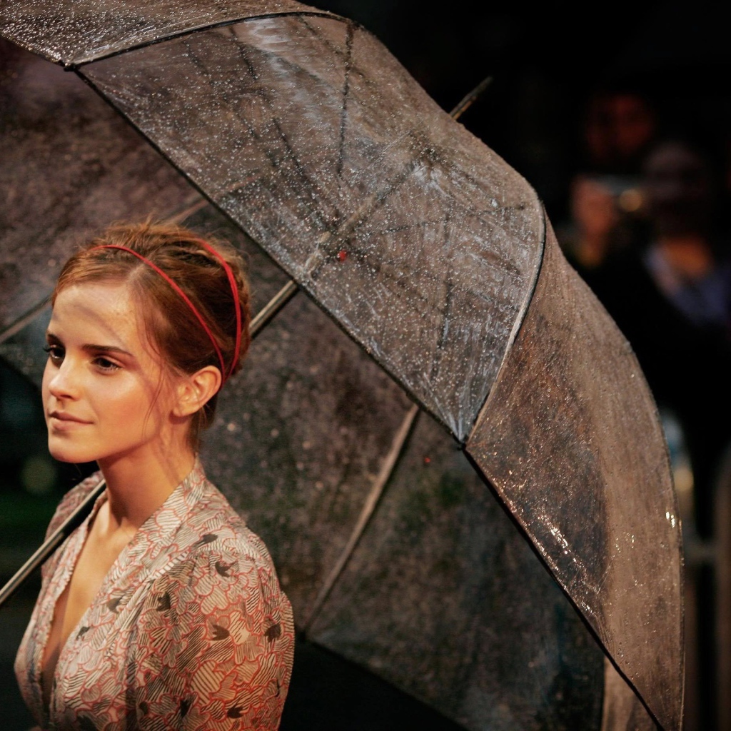 Эмма Уотсон с зонтом