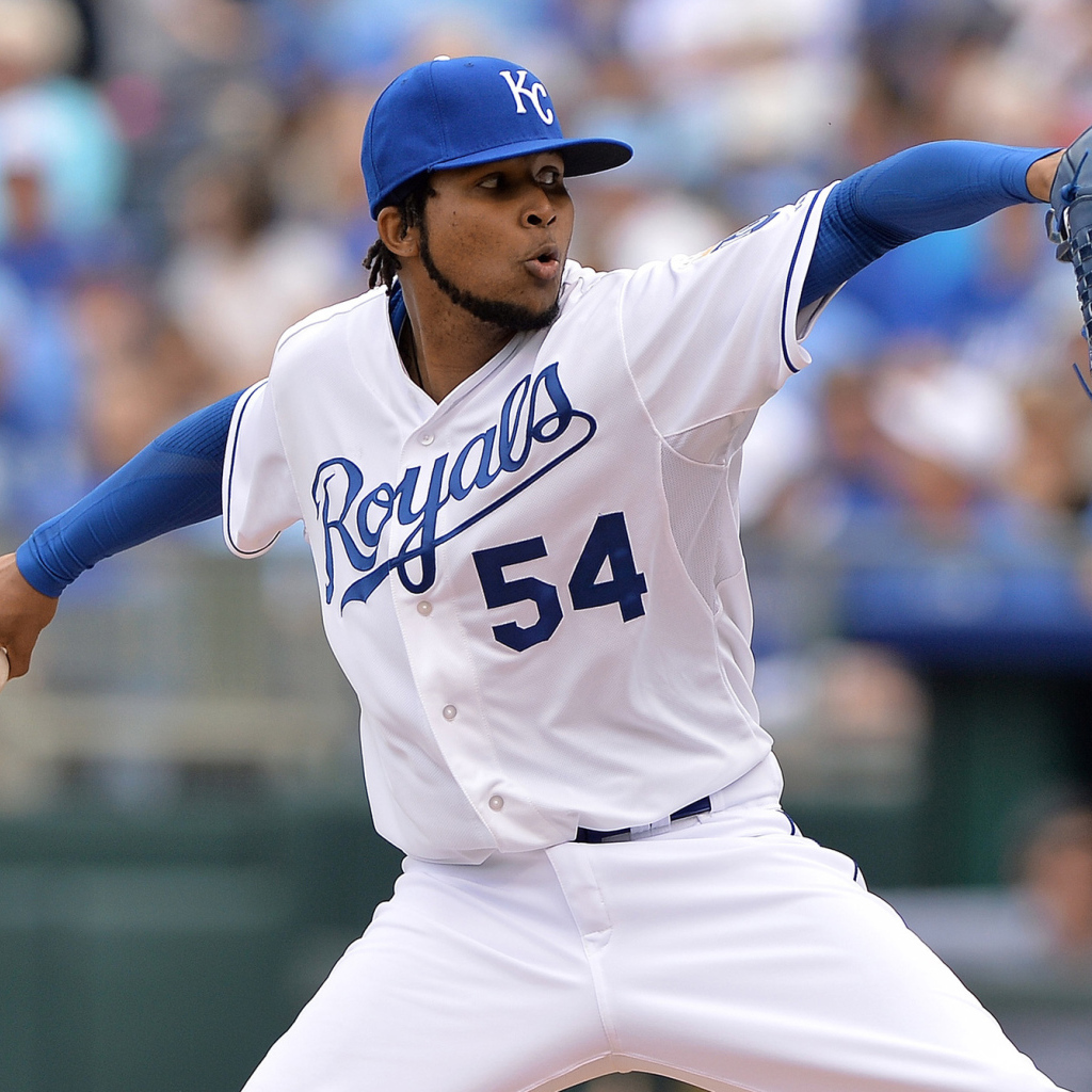 Эрвин Сантана бросает бейсбольный мяч