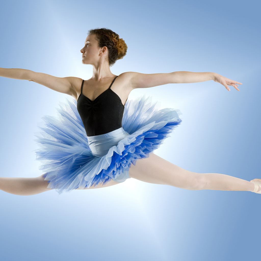 Парящая в воздухе балерина