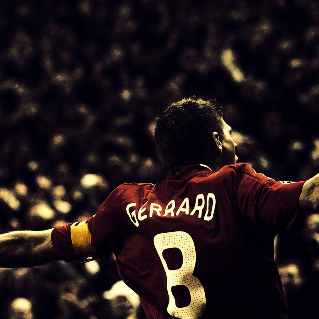 Футболист празднует гол