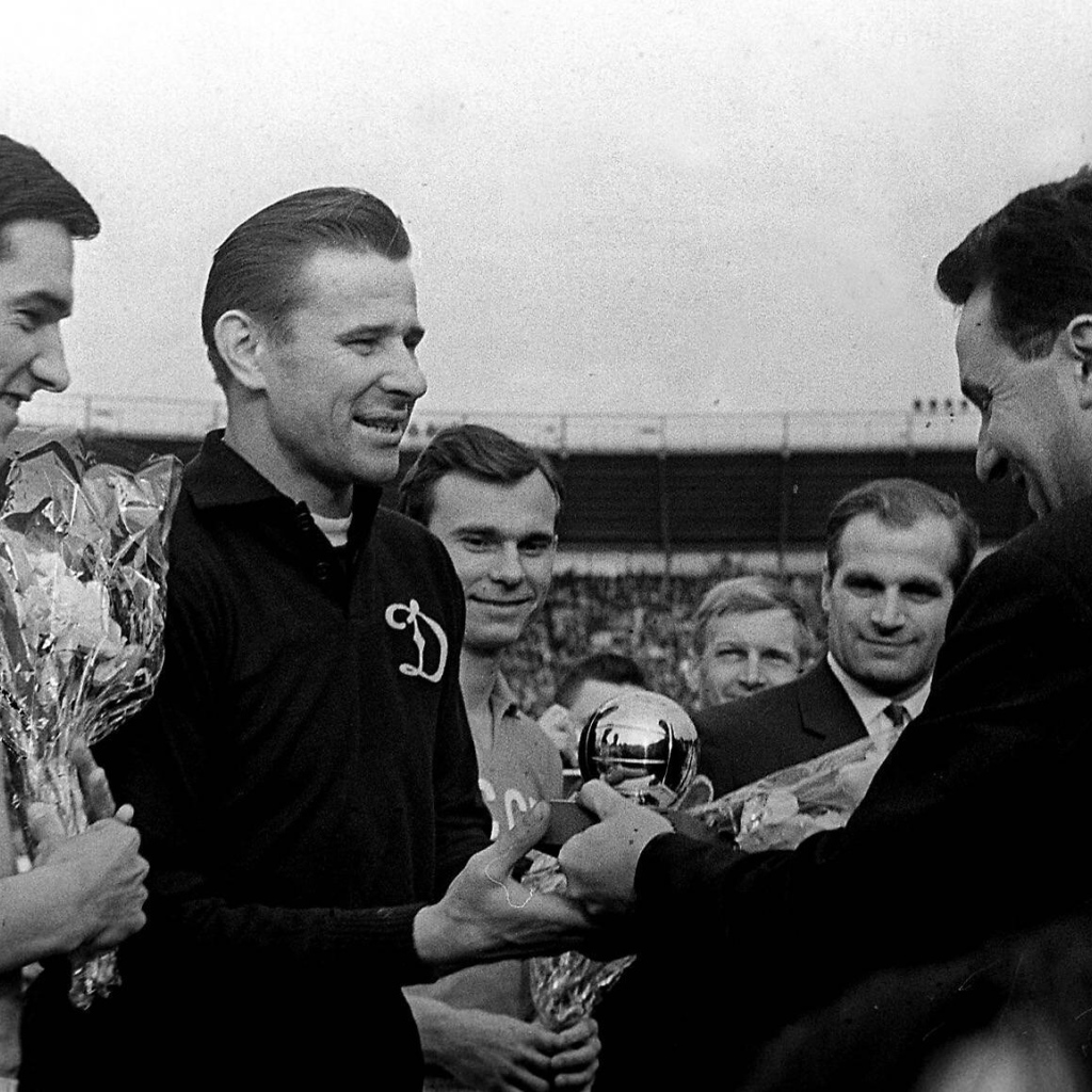 Футболист Лев Яшин получает награду