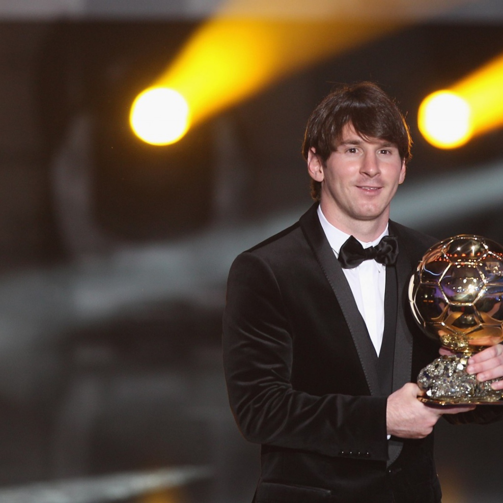 Футболист с наградой