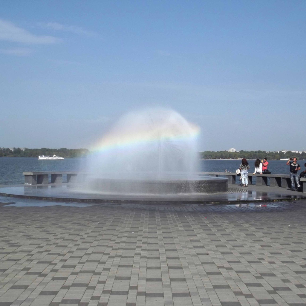 Фонтан на набережной Днепропетровск