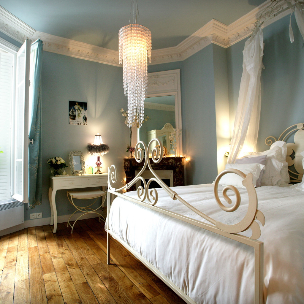 Кровать с балдахином в спальне
