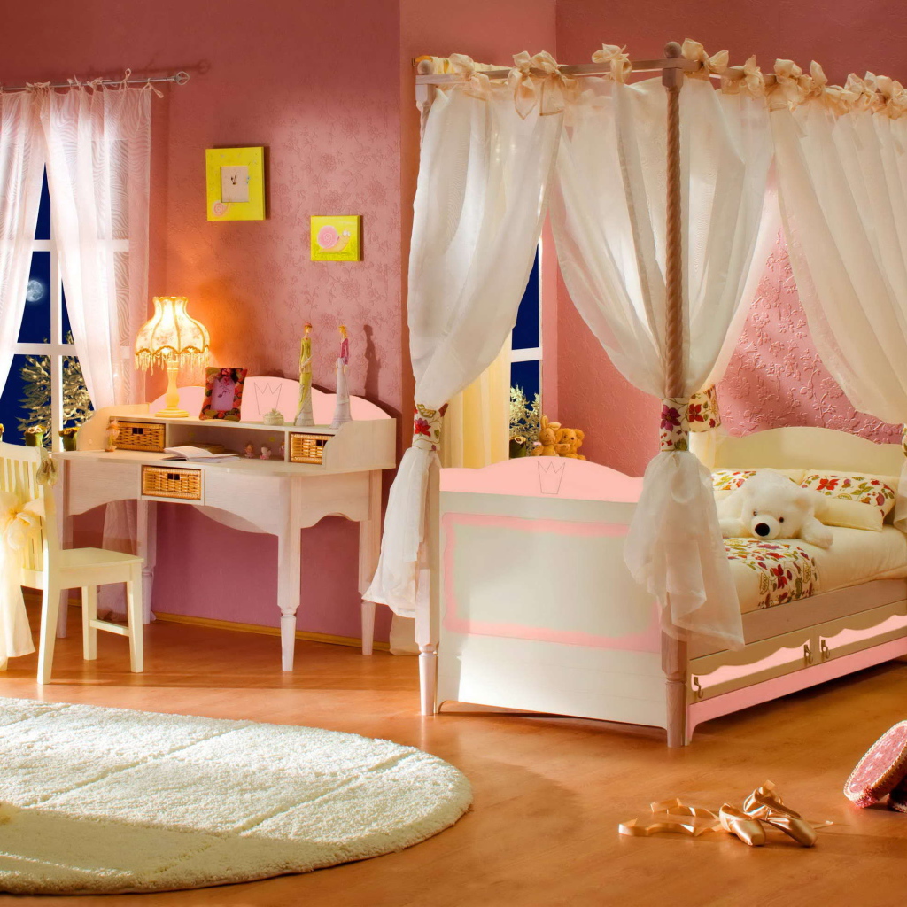 Кровать с балдахином в детской комнате
