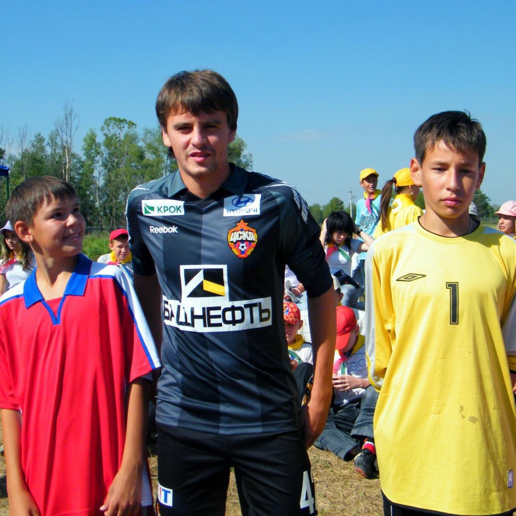 Георгий Щенников защитник ЦСКА с болельщиками