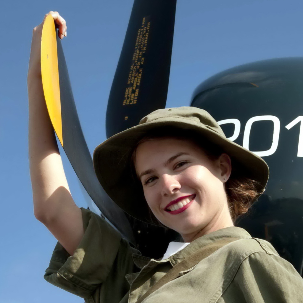 Девушка около самолета