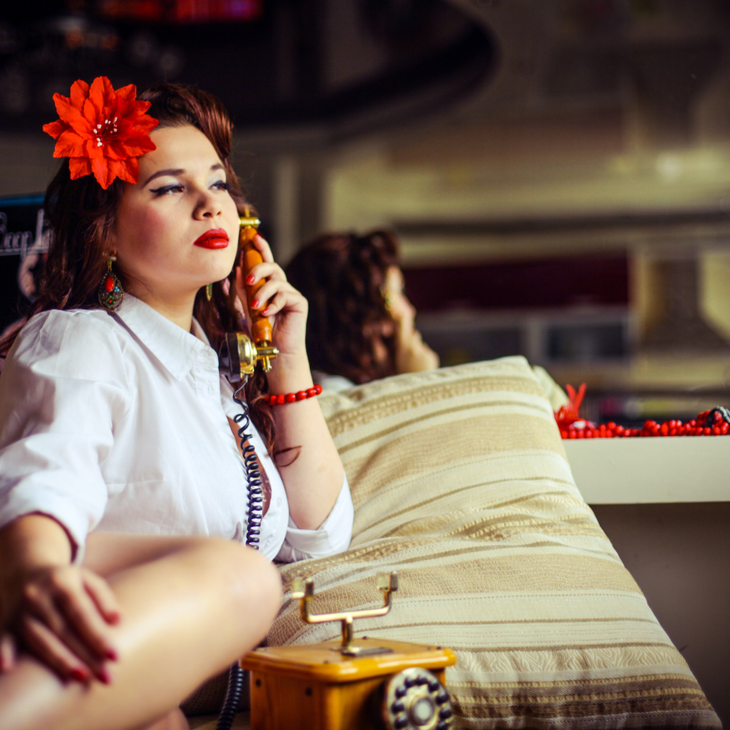 Девушка и ретро телефон