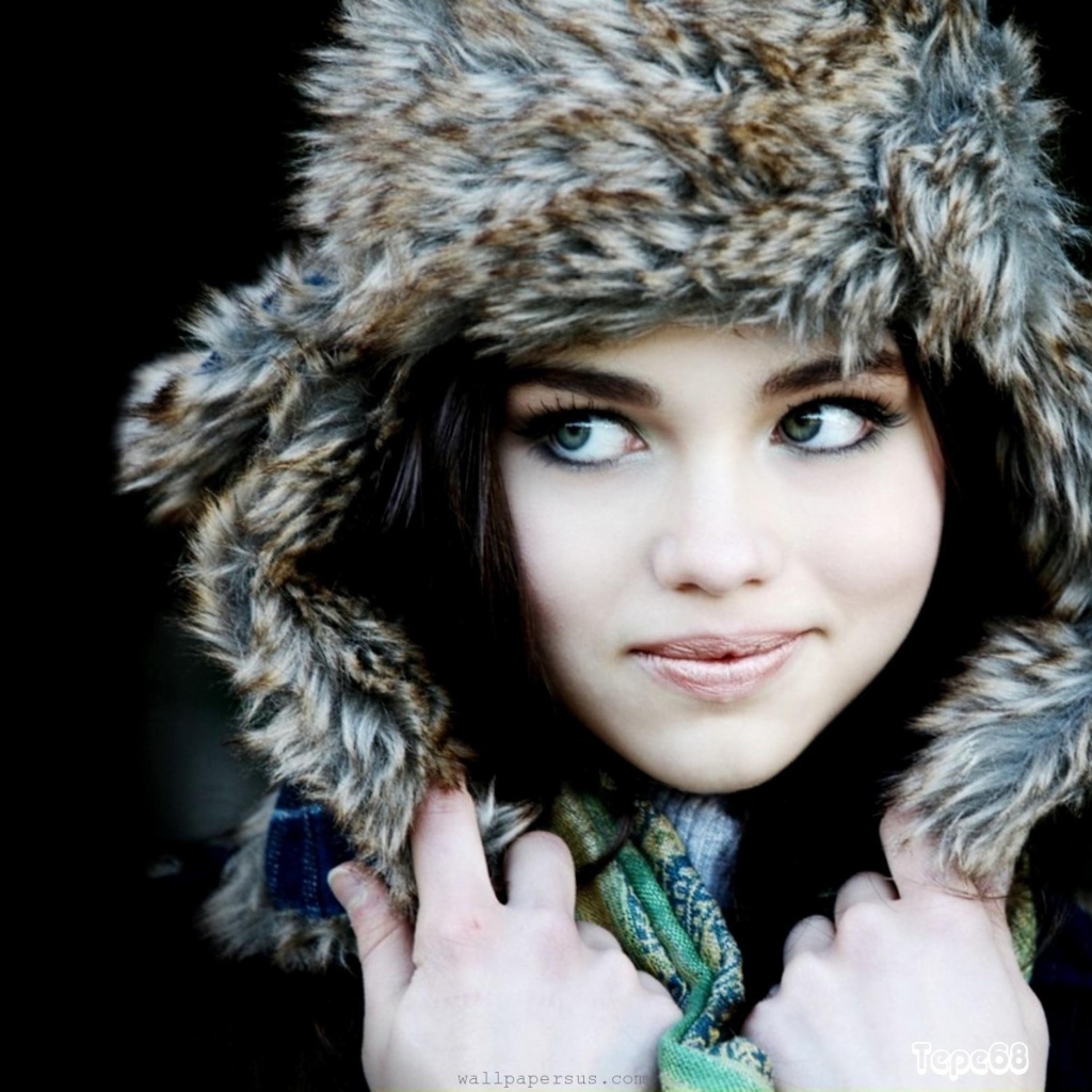 Девушка в меховой шапке