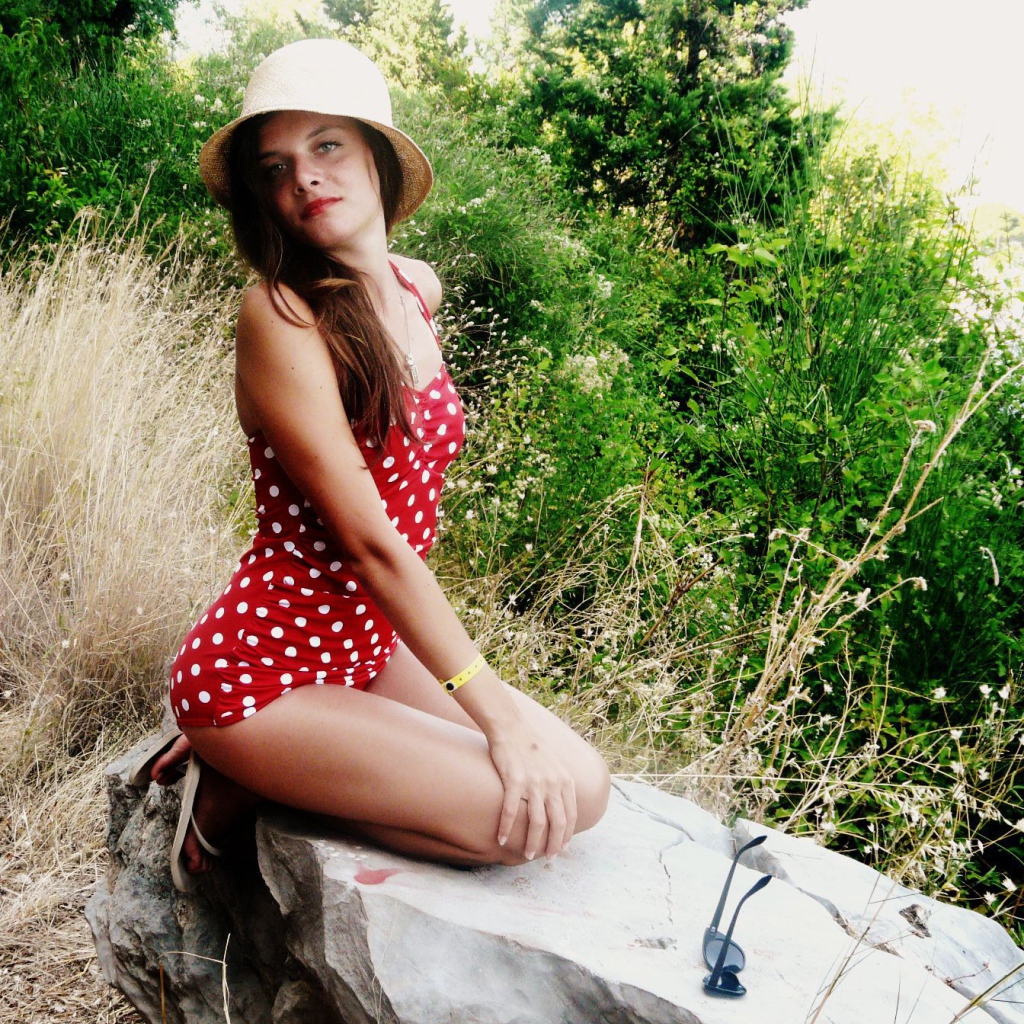 Девушка в красном купальнике