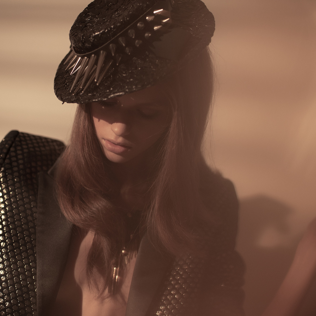 Девушка в чёрной шляпе