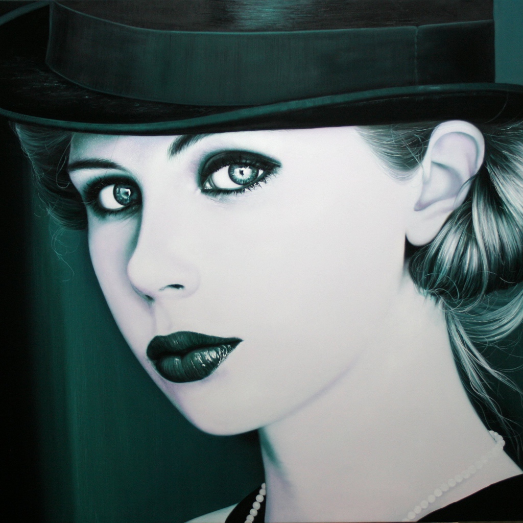 Девушка в чёрной шляпе и с чёрной помадой