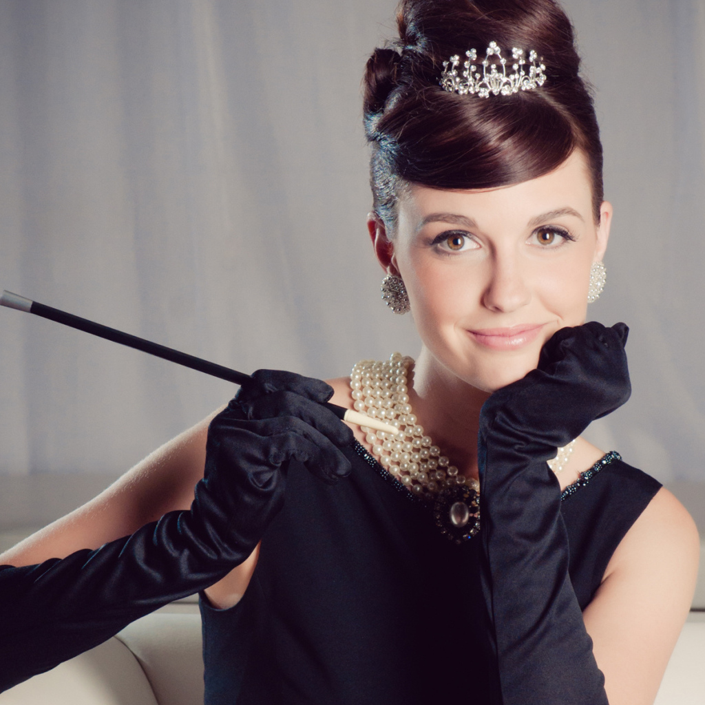 Девушка в чёрном наряде