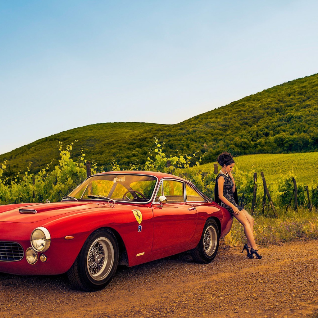 Девушка в платье возле автомобиля