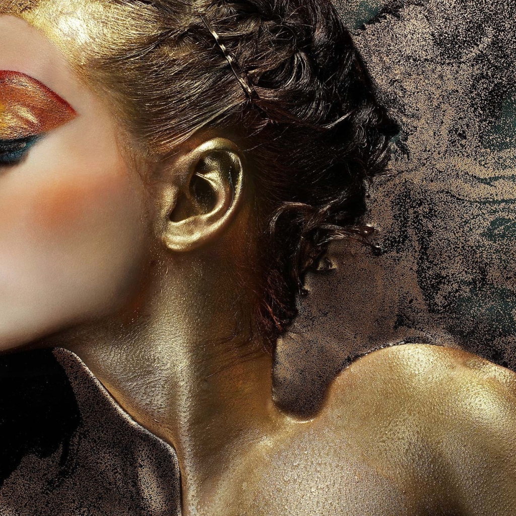 Девушка в золотой пыльце