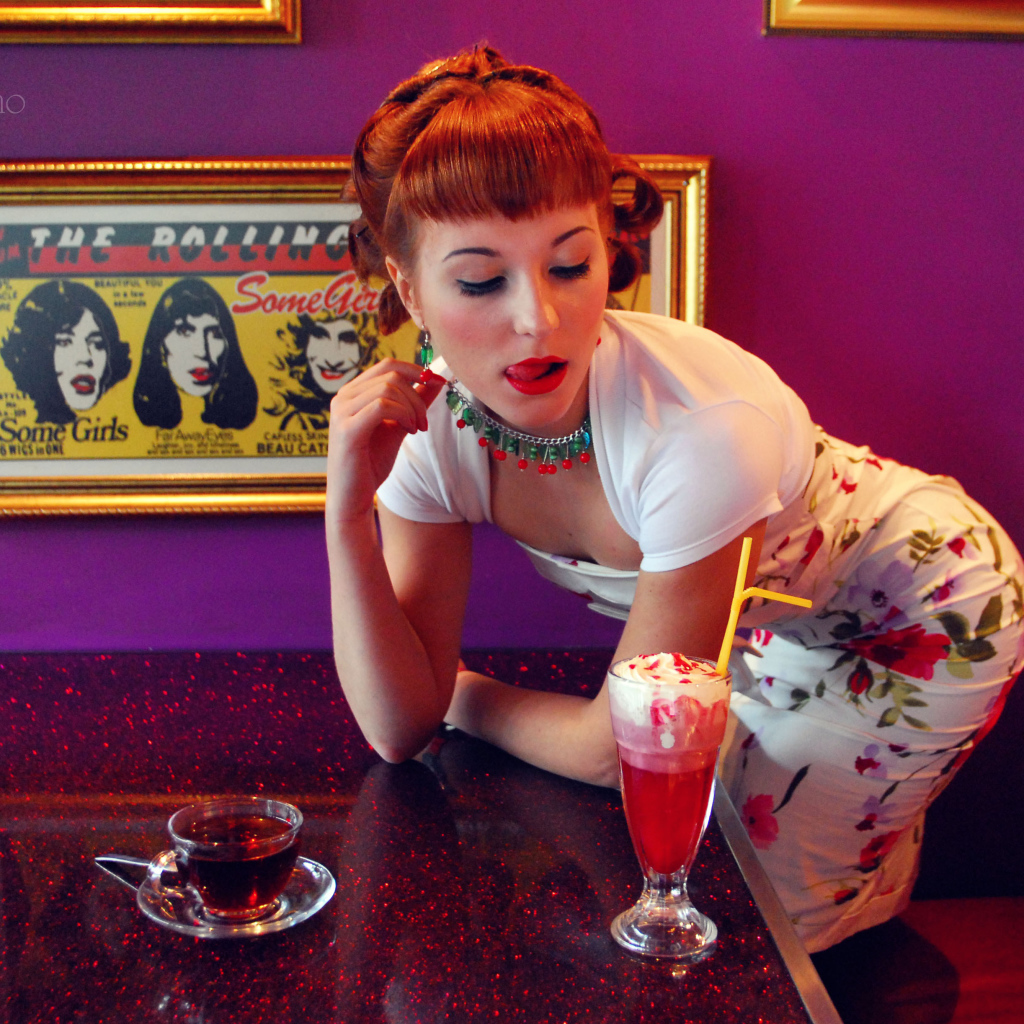 Девушка в кафе