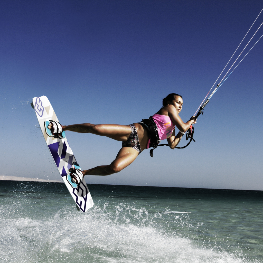 Девушка заниматься кайтингом