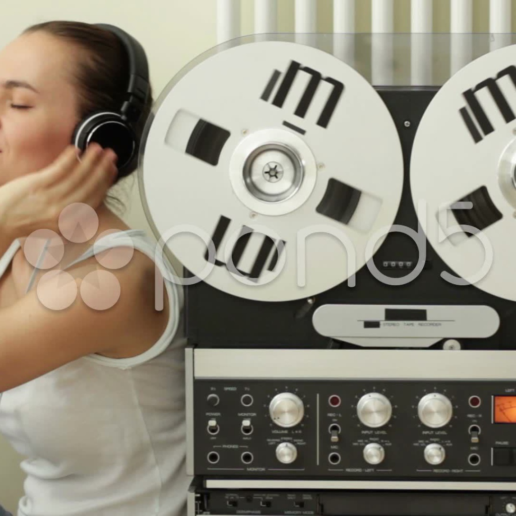 Девушка меломанка