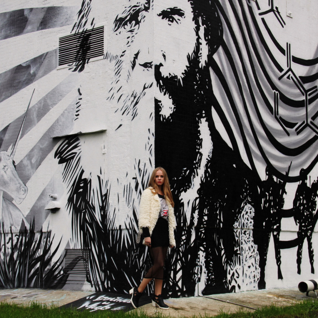 Девушка на фоне граффити